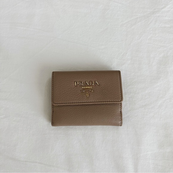 PRADA Vitello Grain Compact Wallet in Cammeo - Picture 2 of 9